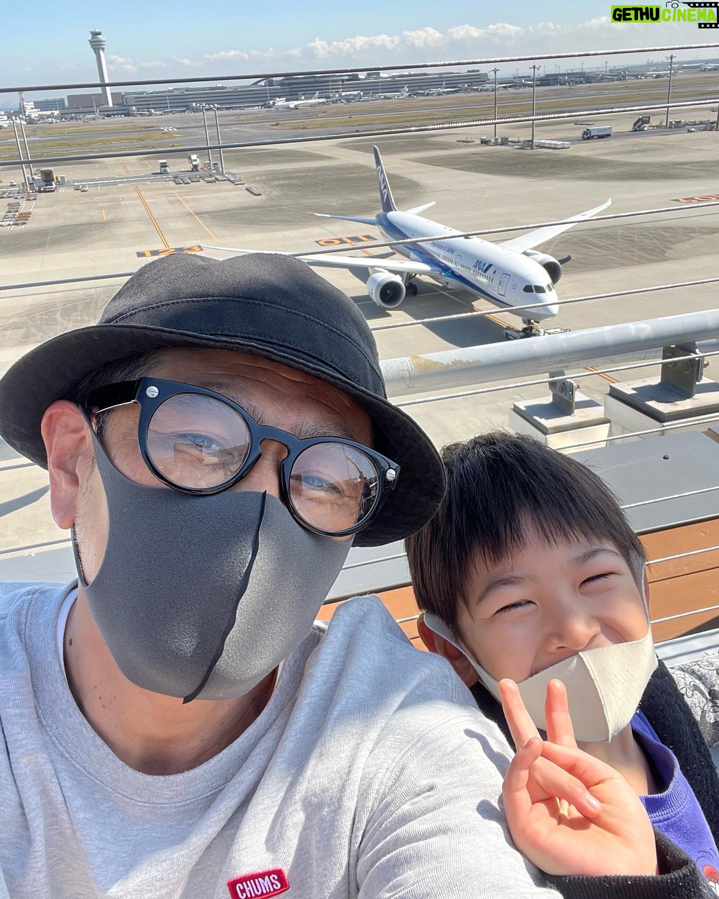 Shôzô Endô - 2.6K Likes - 長男と飛行機見に来たー✈️やっぱり良い❗️#遠藤章造 #ココリコ #飛行機 #羽田空港 #ana #jal #家族 #同じ趣味 #野球 #ゴルフ#一緒