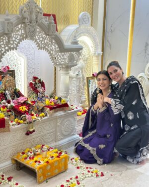 Shraddha Arya Instagram - Jai Maa Sharda!!! Jai Gurudev!!!! 🙏🏻❤️

@shopmulmul