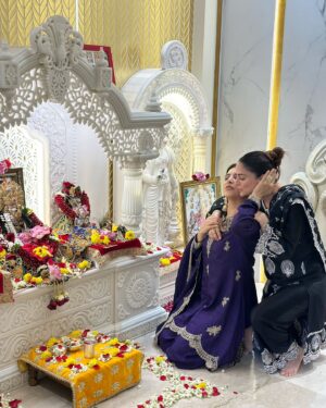 Shraddha Arya Instagram - Jai Maa Sharda!!! Jai Gurudev!!!! 🙏🏻❤️

@shopmulmul