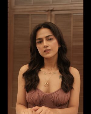 Shraddha Srinath Instagram - What’s the nicest compliment someone gave you that wasn’t about your physical appearance? I’ll go first - “I miss your energy” 🌝

Shot by @vasanthphotography 

Styled by @sapnapius 
Make up @kohl.play 
Hair @kammarishivarajchary 

Managed by @vidhyaabreddy
Location courtesy @street_1522