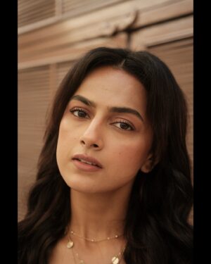 Shraddha Srinath Instagram - Shot by @vasanthphotography 

Styled by @sapnapius 
Make up @kohl.play 
Hair @kammarishivarajchary 

Managed planned executed and coordinated by @vidhyaabreddy with help from @ambeeambresh
Location courtesy @street_1522