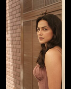 Shraddha Srinath Instagram - Shot by @vasanthphotography 

Styled by @sapnapius 
Make up @kohl.play 
Hair @kammarishivarajchary 

Managed planned executed and coordinated by @vidhyaabreddy with help from @ambeeambresh
Location courtesy @street_1522