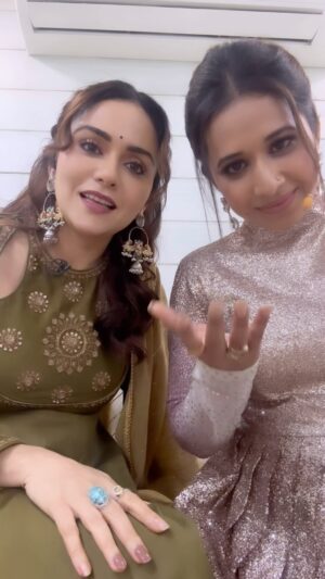 Shreya Bugde Instagram - Aeeeeee @sankarshankarhade hellooooo ye ata bass baba …. #kavimanachamitra jevha nasto tevaha amhi maitrini 🤣 @shreyabugde 
#thenkyou #amrutakhanvilkar #shreyabugade #sankarshankarhade