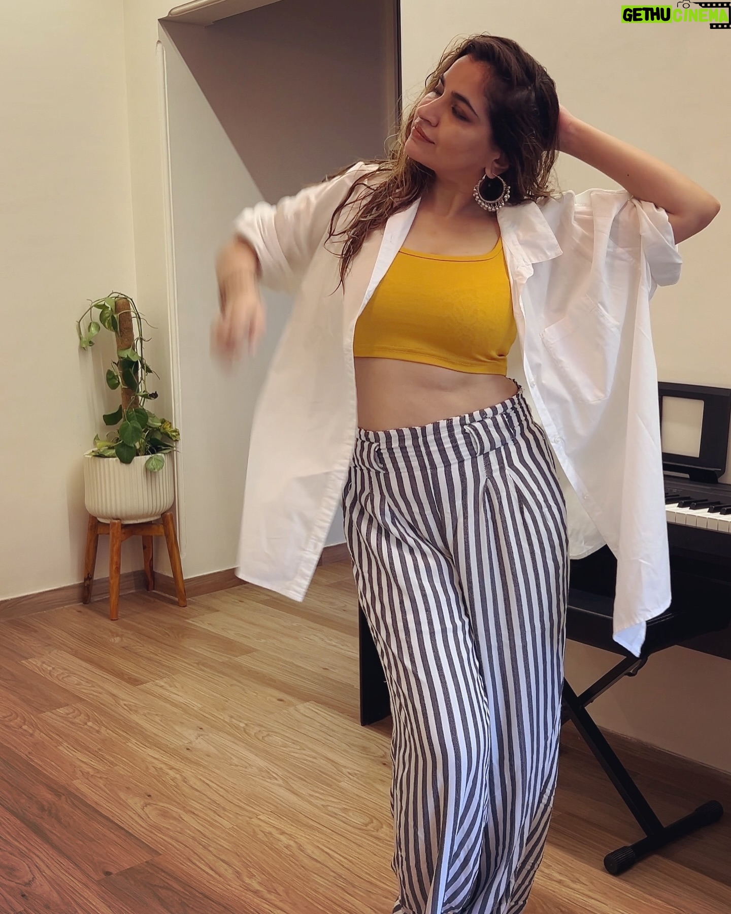 Shruti Pathak - 3.9K Likes - So we clicked some pictures and went back to bed 🤷♀️