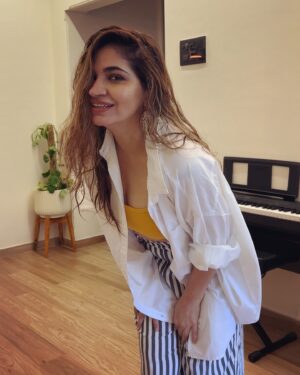 Shruti Pathak Instagram - So we clicked some pictures and went back to bed 🤷‍♀️