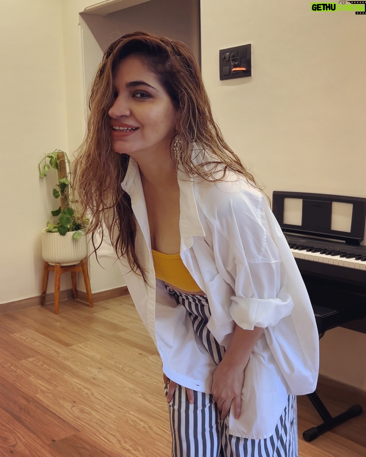 Shruti Pathak - 3.9K Likes - So we clicked some pictures and went back to bed 🤷♀️
