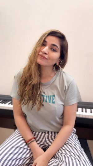Shruti Pathak Instagram - On popular demand - Here’s RADHA NE SHYAM… For everyone who asked for it and others too 😝
This stunning song has been a game changer in Gujarati Music and I’m grateful that @sachinjigar @soulfulsachin @jigarsaraiya  chose me to sing this one.  Written so beautifully by Bhargav Purohit. 
Early dedication for #navratri2024 
Music produced by @ishaann_29 
#sachinjigar #shrutipathak #music #radhaneshyammalijashe #gujarati #navratri #garba #dandiya