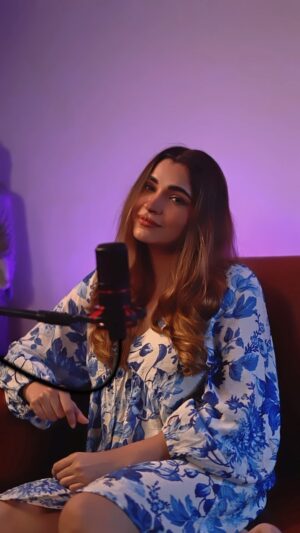 Shruti Pathak Instagram - Frizzy hair don’t care 🤷‍♀️ 
Was fun singing this lovely song by @itsaamirkhan … 
Thank you @miltontuffpuff for the beautiful music… Finally I manage to post it 💝

@webrangers.global