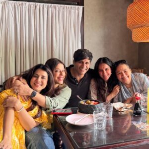 Shruti Seth Instagram - Joy. Happiness. Love. Magic. 
In one frame 🥰

#shararatforever #series #sitcom #reunion #shruphotodiary