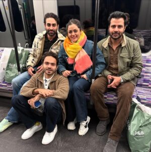 Shruti Sodhi Instagram - ਅੱਜ ਕੱਲ ਹਰ ਪੌਡਕਾਸਟ ਵਿੱਚ ਐਕਟਰ ਇੰਡਸਟਰੀ ਨੂੰ ਗ੍ਹਾਲਾਂ ਕੱਢ ਰਹੇ ਐ, ਸਾਡੇ ਨਾਲ ਧੱਕਾ ਹੋਇਆ ਪਰ ਮੈਂ ਐਕਟਰਾਂ ਦੀ ਸੀਰੀਜ਼ ਪਾਉਣ ਲੱਗਿਆਂ ਜੋ ਲੰਬੇ ਸਮੇਂ ਤੋਂ ਆਪਣੇ ਹਿੱਸੇ ਦੀ ਮਿਹਨਤ ਤੇ ਚੰਗੇ ਕੰਮ ਲਈ ਜੱਦੋ ਜਹਿਦ ਕਰ ਰਹੇ ਐ ਤੇ ਬਹੁਤੇ ਕਾਮਯਾਬ ਵੀ ਹੋਏ ਨੇ। ਜਿਹੜੇ ਅੱਕੇ ਥੱਕੇ ਨੀ ਸਾਲਾਂ ਦੀ ਮਿਹਨਤ ਦੇ ਬਾਵਜੂਦ ਤੇ ਨਾਂ ਹੀ ਸ਼ੌਟਕੱਟ ਵਿੱਚ ਯਕੀਨ ਰੱਖਦੇ ਐ। ਆਹ ਜਿਹੜਾ ਪਹਿਲਾ ਬੰਦਾ @preetbhullarpb ਐ ਨਾਲ ਬੈਠੀ ਕੁੜੀ @aslishrutisodhi ਐ ਜਿਨੂੰ ਤੁਸੀਂ ਪੰਜਾਬੀ ਤੇ ਸਾਊਥ ਦੀਆਂ ਬਹੁਤ ਫਿਲਮਾਂ ਵਿੱਚ ਦੇਖਿਆ ਹੋਣਾ ਤੇ ਥੱਲੇ ਬੈਠਾ ਮੁੰਡਾ @ikavisingh ਐ ਜਿਸਨੂੰ ਤੁਸੀਂ ਹੁਣ ਬਹੁਤ ਸਾਰੀਆਂ ਫਿਲਮਾਂ ਵਿੱਚ ਦੇਖਦੇ ਹੋ ਹੁਣੇ ਇਹਦੀ ਫਿਲਮ Rode College ਰਿਲ਼ੀਜ਼ ਹੋਈ ਸੀ। ਮੈਂ ਗਰੀਬ ਜਾ ਇਸ ਕਰਕੇ ਲੱਗ ਰਿਹਾਂ ਕਿਉਂਕਿ ਇਹ ਤਿੰਨੋਂ ਐਕਟਿੰਗ ਦੇ ਪਾਵਰ ਹਾਊਸ ਐ ਜਿਸਦਾ ਮੈਨੂੰ ਸੈਟ ਤੇ ਪਤਾ ਲੱਗਾ ਇਹਨਾਂ ਨਾਲ ਕੰਮ ਕਰਕੇ 🙊। ਇਹਨਾਂ ਤਿੰਨਾ ਨਾਲ ਕੰਮ ਕਰਕੇ ਪਤਾ ਲੱਗਿਆ ਐਕਟਰ ਪਰ੍ਹੇ ਤੋਂ ਪਰ੍ਹੇ ਪਏ ਐ ਇੰਡਸਟਰੀ ਵਿੱਚ। ਪ੍ਰੀਤ ਭੁਲਰ ਤਾਂ ਬੋਲਦਾ ਈ ਨੀ ਸੈਟ ਤੇ ਪਤੰਦਰ ਪਤਾ ਨੀ ਕੀ ਖਾਕੇ ਆਉਂਦੈ ਬੱਸ ਸੈਟ ਤੇ ਈ ਪਤਾ ਲੱਗਦੈ ਵੀ ਅੱਛਾ ਭਾਜੀ ਹੋਣੀ ਤਿਆਰੀ ਚ ਆਏ ਐ, ਮੈਂ ਤੇ ਕਵੀ ਆਵਦੇ ਜਾਣੀ ਤਿਆਰੀ ਕਰਕੇ ਜਾਂਦੇ ਸੀ ਪਰ ਚਲੋ ਕੋਈ ਨਾ ਅਗਲੀ ਵਾਰੀ ਦੱਸਾਂਗੇ ਪ੍ਰੀਤ ਸਿਆਂ। ਪਰ ਕਵੀ ਦਾ ਕੰਮ ਕਰਨ ਦਾ ਤਰੀਕਾ ਬਹੁਤ ਚਿੱਲ ਐ, ਇਹ ਉਹ ਐਕਟਰ ਦਿਹੜੇ ਸਕੂਲ ਵਿੱਚ ਦਵਾਕ ਸਾਰਾ ਸਾਲ ਨੀ ਪੜਦੇ ਸੀ ਪਰ ਪੇਪਰਾਂ ਵਿੱਚ ਫੁਲ ਵਟਾ ਫੁੱਲ ਨੰਬਰ ਲੈਕੇ ਪਾਸ ਹੁੰਦੇ ਐ। ਵੱਡੇ ਵੱਡੇ ਹਾਊਸ ਲੱਭਦੇ ਐ ਮੁੰਡੇ ਨੂੰ ਪਰ ਹੁਣ ਜਦੋਂ ਕਵੀ ਦਾ ਸਮਾਂ ਆ ਗਿਆ ਤਾਂ ਚੁਣ-ਚੁਣ ਕੇ ਕੰਮ ਕਰਦਾ ਪਿਆ, ਦੇਖਿਓ ਥੋੜੇ ਟਾਈਮ ਵਿੱਚ ਈ ਮੁੰਡਾ ਰਾਈਜ਼ & ਸ਼ਾਈਨ ਕਰਦਾ ਦਿਖੂਗਾ ਪੂਰਾ। ਸ਼ਰੂਤੀ ਦਾ ਪੰਜਾਬੀ ਵਿੱਚ ਵੱਜੀਆਂ ਫਿਲਮਾਂ ਦੇ ਨਾਲ-ਨਾਲ ਸਾਊਥ ਵਿੱਚ ਬਹੁਤ ਕੰਮ ਕੀਤਾ ਹੋਇਆ। ਸ਼ਰੂਤੀ ਨੇ ਬਲਾਕਬਸਟਰ ਫਿਲਮਾਂ ਦਿੱਤੀਆਂ ਹੋਈਆ ਓਥੋਂ ਦੇ ਸਟਾਰਸ ਨਾਲ ਇਸ ਕਰਕੇ ਅਸੀਂ ਸਾਰੇ ਤਾਂ ਸ਼ਰੂਤੀ ਨੂੰ ਖਿੱਲ ਮਖਾਣੇ ਈ ਲੱਗਦੇ ਸੀ, ਪਰ ਭੋਰਾ ਐਟੀਟਿਉੜ ਨੀ ਕੁੜੀ ਵਿੱਚ, ਬਹੁਤ ਤਿਆਰ ਐਕਟਰ ਐ ਤੇ ਛੇਤੀਓ ਵੱਡੇ ਹੋਰ ਪ੍ਰੋਜੈਕਟਸ ਵਿੱਚ ਦਿਖਣ ਵਾਲੀ ਐ। ਚਲੋ ਮੋਟੀਆਂ ਅੱਖਾਂ ਵਾਲੀ ਕੁੜੀ ਸੋਹਣੀ ਤਾਂ ਰੱਜ ਕੇ ਹੈ ਈ ਪਰ ਮੈਨੂੰ ਪਰਸਨਲੀ ਸ਼ਰੂਤੀ ਦੀ ਆਵਾਜ ਬਹੁਤ ਪਸੰਦ ਐ.. ⤵️ (ਬਾਕੀ ਕਮੈਂਟ ਵਿੱਚ ਪੜ੍ਹੋ)