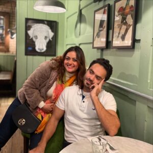Shruti Sodhi Instagram - ਅੱਜ ਕੱਲ ਹਰ ਪੌਡਕਾਸਟ ਵਿੱਚ ਐਕਟਰ ਇੰਡਸਟਰੀ ਨੂੰ ਗ੍ਹਾਲਾਂ ਕੱਢ ਰਹੇ ਐ, ਸਾਡੇ ਨਾਲ ਧੱਕਾ ਹੋਇਆ ਪਰ ਮੈਂ ਐਕਟਰਾਂ ਦੀ ਸੀਰੀਜ਼ ਪਾਉਣ ਲੱਗਿਆਂ ਜੋ ਲੰਬੇ ਸਮੇਂ ਤੋਂ ਆਪਣੇ ਹਿੱਸੇ ਦੀ ਮਿਹਨਤ ਤੇ ਚੰਗੇ ਕੰਮ ਲਈ ਜੱਦੋ ਜਹਿਦ ਕਰ ਰਹੇ ਐ ਤੇ ਬਹੁਤੇ ਕਾਮਯਾਬ ਵੀ ਹੋਏ ਨੇ। ਜਿਹੜੇ ਅੱਕੇ ਥੱਕੇ ਨੀ ਸਾਲਾਂ ਦੀ ਮਿਹਨਤ ਦੇ ਬਾਵਜੂਦ ਤੇ ਨਾਂ ਹੀ ਸ਼ੌਟਕੱਟ ਵਿੱਚ ਯਕੀਨ ਰੱਖਦੇ ਐ। ਆਹ ਜਿਹੜਾ ਪਹਿਲਾ ਬੰਦਾ @preetbhullarpb ਐ ਨਾਲ ਬੈਠੀ ਕੁੜੀ @aslishrutisodhi ਐ ਜਿਨੂੰ ਤੁਸੀਂ ਪੰਜਾਬੀ ਤੇ ਸਾਊਥ ਦੀਆਂ ਬਹੁਤ ਫਿਲਮਾਂ ਵਿੱਚ ਦੇਖਿਆ ਹੋਣਾ ਤੇ ਥੱਲੇ ਬੈਠਾ ਮੁੰਡਾ @ikavisingh ਐ ਜਿਸਨੂੰ ਤੁਸੀਂ ਹੁਣ ਬਹੁਤ ਸਾਰੀਆਂ ਫਿਲਮਾਂ ਵਿੱਚ ਦੇਖਦੇ ਹੋ ਹੁਣੇ ਇਹਦੀ ਫਿਲਮ Rode College ਰਿਲ਼ੀਜ਼ ਹੋਈ ਸੀ। ਮੈਂ ਗਰੀਬ ਜਾ ਇਸ ਕਰਕੇ ਲੱਗ ਰਿਹਾਂ ਕਿਉਂਕਿ ਇਹ ਤਿੰਨੋਂ ਐਕਟਿੰਗ ਦੇ ਪਾਵਰ ਹਾਊਸ ਐ ਜਿਸਦਾ ਮੈਨੂੰ ਸੈਟ ਤੇ ਪਤਾ ਲੱਗਾ ਇਹਨਾਂ ਨਾਲ ਕੰਮ ਕਰਕੇ 🙊। ਇਹਨਾਂ ਤਿੰਨਾ ਨਾਲ ਕੰਮ ਕਰਕੇ ਪਤਾ ਲੱਗਿਆ ਐਕਟਰ ਪਰ੍ਹੇ ਤੋਂ ਪਰ੍ਹੇ ਪਏ ਐ ਇੰਡਸਟਰੀ ਵਿੱਚ। ਪ੍ਰੀਤ ਭੁਲਰ ਤਾਂ ਬੋਲਦਾ ਈ ਨੀ ਸੈਟ ਤੇ ਪਤੰਦਰ ਪਤਾ ਨੀ ਕੀ ਖਾਕੇ ਆਉਂਦੈ ਬੱਸ ਸੈਟ ਤੇ ਈ ਪਤਾ ਲੱਗਦੈ ਵੀ ਅੱਛਾ ਭਾਜੀ ਹੋਣੀ ਤਿਆਰੀ ਚ ਆਏ ਐ, ਮੈਂ ਤੇ ਕਵੀ ਆਵਦੇ ਜਾਣੀ ਤਿਆਰੀ ਕਰਕੇ ਜਾਂਦੇ ਸੀ ਪਰ ਚਲੋ ਕੋਈ ਨਾ ਅਗਲੀ ਵਾਰੀ ਦੱਸਾਂਗੇ ਪ੍ਰੀਤ ਸਿਆਂ। ਪਰ ਕਵੀ ਦਾ ਕੰਮ ਕਰਨ ਦਾ ਤਰੀਕਾ ਬਹੁਤ ਚਿੱਲ ਐ, ਇਹ ਉਹ ਐਕਟਰ ਦਿਹੜੇ ਸਕੂਲ ਵਿੱਚ ਦਵਾਕ ਸਾਰਾ ਸਾਲ ਨੀ ਪੜਦੇ ਸੀ ਪਰ ਪੇਪਰਾਂ ਵਿੱਚ ਫੁਲ ਵਟਾ ਫੁੱਲ ਨੰਬਰ ਲੈਕੇ ਪਾਸ ਹੁੰਦੇ ਐ। ਵੱਡੇ ਵੱਡੇ ਹਾਊਸ ਲੱਭਦੇ ਐ ਮੁੰਡੇ ਨੂੰ ਪਰ ਹੁਣ ਜਦੋਂ ਕਵੀ ਦਾ ਸਮਾਂ ਆ ਗਿਆ ਤਾਂ ਚੁਣ-ਚੁਣ ਕੇ ਕੰਮ ਕਰਦਾ ਪਿਆ, ਦੇਖਿਓ ਥੋੜੇ ਟਾਈਮ ਵਿੱਚ ਈ ਮੁੰਡਾ ਰਾਈਜ਼ & ਸ਼ਾਈਨ ਕਰਦਾ ਦਿਖੂਗਾ ਪੂਰਾ। ਸ਼ਰੂਤੀ ਦਾ ਪੰਜਾਬੀ ਵਿੱਚ ਵੱਜੀਆਂ ਫਿਲਮਾਂ ਦੇ ਨਾਲ-ਨਾਲ ਸਾਊਥ ਵਿੱਚ ਬਹੁਤ ਕੰਮ ਕੀਤਾ ਹੋਇਆ। ਸ਼ਰੂਤੀ ਨੇ ਬਲਾਕਬਸਟਰ ਫਿਲਮਾਂ ਦਿੱਤੀਆਂ ਹੋਈਆ ਓਥੋਂ ਦੇ ਸਟਾਰਸ ਨਾਲ ਇਸ ਕਰਕੇ ਅਸੀਂ ਸਾਰੇ ਤਾਂ ਸ਼ਰੂਤੀ ਨੂੰ ਖਿੱਲ ਮਖਾਣੇ ਈ ਲੱਗਦੇ ਸੀ, ਪਰ ਭੋਰਾ ਐਟੀਟਿਉੜ ਨੀ ਕੁੜੀ ਵਿੱਚ, ਬਹੁਤ ਤਿਆਰ ਐਕਟਰ ਐ ਤੇ ਛੇਤੀਓ ਵੱਡੇ ਹੋਰ ਪ੍ਰੋਜੈਕਟਸ ਵਿੱਚ ਦਿਖਣ ਵਾਲੀ ਐ। ਚਲੋ ਮੋਟੀਆਂ ਅੱਖਾਂ ਵਾਲੀ ਕੁੜੀ ਸੋਹਣੀ ਤਾਂ ਰੱਜ ਕੇ ਹੈ ਈ ਪਰ ਮੈਨੂੰ ਪਰਸਨਲੀ ਸ਼ਰੂਤੀ ਦੀ ਆਵਾਜ ਬਹੁਤ ਪਸੰਦ ਐ.. ⤵️ (ਬਾਕੀ ਕਮੈਂਟ ਵਿੱਚ ਪੜ੍ਹੋ)
