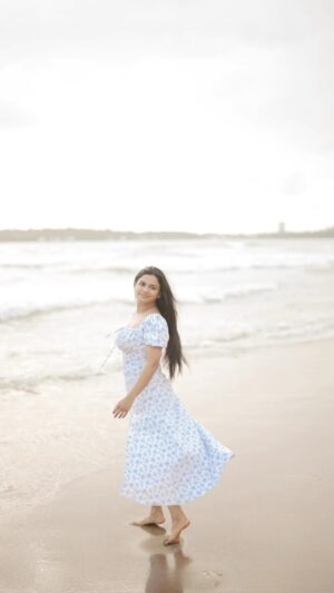 Shrutika Gaokkar Instagram - We dream in colors borrowed from the sea.Every summer has a story.All my troubles wash away in the water.
..
..
..
#beach #beachlife #smile #masti #actor #sony #sonyalpha #beachshoot #tranding #viralvideos #sunset #sunsets