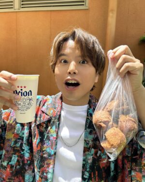 Shugo Nakamura Instagram - .
#はいさいFESTA &タワレコ川崎店 でのサイン会にお越しいただいた皆様ありがとうございました🌺

朝早くからでしたが天気にも恵まれ最高のステージでしたね☀️

-SETLIST-
1. カラフル
2. NOTE
3. WINNER 
4. JUMP
5. ナチュラル

次回イベントは5/26(日)に開催される #仲村宗悟NOISE Blu-rayの発売記念イベント✨
お申込は5/7(火)までとなりますので、お忘れなくご応募下さい🙌（スタッフ）