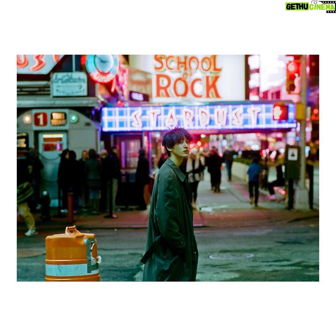 Shuhei Uesugi - 5.6K Likes - 情報解禁🗽
写真集が発売されます!
NewYorkと小浪次郎さんと僕が混ざり合った一冊,
お楽しみに! 『Deja-Vu』- August 20th 2018