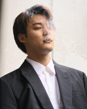 Shunya Shiraishi Instagram - 遂に明日！白石初の大阪でのイベントです🤩
ぜひお越しください！
グッズラインナップは1つ前の投稿にございます。
スタッフ一押しはカレンダーです。
特別にスタッフが撮影したオフショットを載せますー！
生写真&カレンダーは@ryosato0234 さんが撮影してくださいました。
今日から「マーク・トウェインと不思議な少年」の大阪公演も始まります！
ぜひ合わせてお楽しみくださいませ✨(スタッフ)