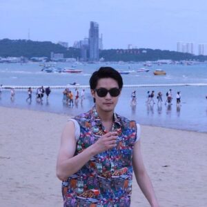 Shunya Shiraishi Instagram - タイの蔵出し3です🇹🇭 舞台「脳内ポイズンベリー」
期間限定にて公演プログラムのWEB販売を実施しております！
４/８（水）正午〜４/２９（水）２３：５９

公式サイト
https://eshop.fujitv.co.jp/fs/fujitv/27278?utm_source=google&utm_campaign=nou_poi_official
#白石隼也
#脳内ポイズンベリー
#ジョン王