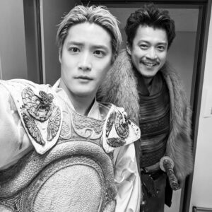 Shunya Shiraishi Instagram - ジョン王、大千秋楽。
我等が座長、小栗旬。一気呵成に駆けつけてくれました。小栗さん、まじかっけえ人でした。
ご来場、ありがとうございました！