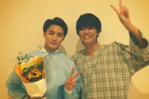 Shunya Shiraishi Instagram - ペントレクランクアップのオフショットです！
日向亘くんと撮影しました✌️
最終話までご覧いただきありがとうございました！(スタッフ)

#ペントレ
#ペンディングトレイン
#日向亘