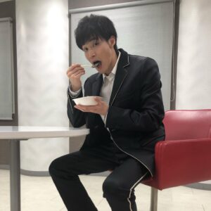 Shunya Shiraishi Instagram - 「白石隼也トークライブ2021 Vol.4〜オンライン編〜」
観てくださった皆様、ありがとうございました！
約2年ぶりのイベント、いかがだったでしょうか。

イベント終了後、抹茶ケーキを頬張る姿をこっそり撮影しました笑

アーカイブ配信は8/14まであります！
もう一度観たい方、予定が合わなかった方、ぜひアーカイブ配信をご覧ください！

また皆様とイベントができる日を楽しみにしています！
マネージャー竹内からでした。

#白石隼也 
#白石隼也トークライブ2021 
#アクターズショートフィルム
#そそがれ
#レンアイ漫画家 
#私の頭の中の消しゴム 
#夜は短し歩けよ乙女 
#31歳 
#happybirthday 

https://horipro.zaiko.io/_item/341621