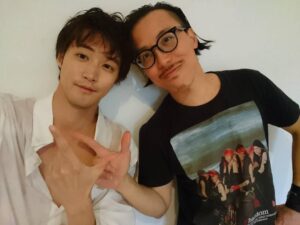 Shunya Shiraishi Instagram - いろいろ蔵出し、レスリーさんと！

舞台「脳内ポイズンベリー」
期間限定にて公演プログラムのWEB販売を実施しております！
４/８（水）正午〜４/２９（水）２３：５９

公式サイト
https://eshop.fujitv.co.jp/fs/fujitv/27278?utm_source=google&utm_campaign=nou_poi_official
#白石隼也
#脳内ポイズンベリー
#ジョン王