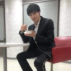 Shunya Shiraishi Instagram - 「白石隼也トークライブ2021 Vol.4〜オンライン編〜」
観てくださった皆様、ありがとうございました！
約2年ぶりのイベント、いかがだったでしょうか。

イベント終了後、抹茶ケーキを頬張る姿をこっそり撮影しました笑

アーカイブ配信は8/14まであります！
もう一度観たい方、予定が合わなかった方、ぜひアーカイブ配信をご覧ください！

また皆様とイベントができる日を楽しみにしています！
マネージャー竹内からでした。

#白石隼也 
#白石隼也トークライブ2021 
#アクターズショートフィルム
#そそがれ
#レンアイ漫画家 
#私の頭の中の消しゴム 
#夜は短し歩けよ乙女 
#31歳 
#happybirthday 

https://horipro.zaiko.io/_item/341621