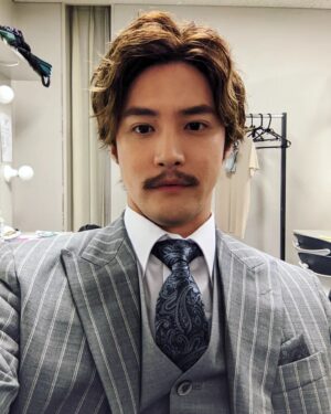 Shunya Shiraishi Instagram - 『マーク・トウェインと不思議な少年』本日初日です。
髭生えました。新国立劇場小劇場にて