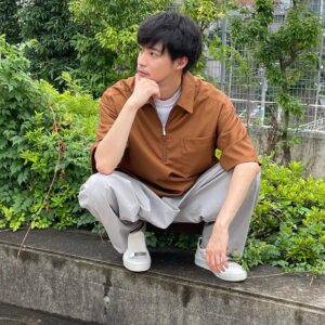 Shunya Shiraishi Instagram - 先日のトークライブでのイベントグッズ・写真セットの一般受付を開始しました。
写真撮影中のオフショットです。

ムシムシした暑い日の撮影でした

セット写真はホリプロオンラインショップにてご覧いただけます。

マネージャーより。

#白石隼也
#ホリプロ 
#撮影
#2021年
#夏