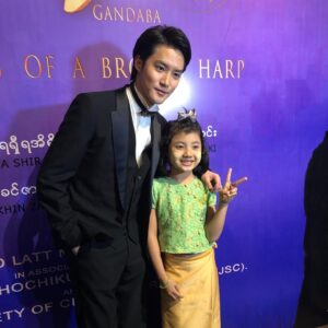 Shunya Shiraishi Instagram - ミャンマーの子役の女の子と。
元気かな〜

彩の国シェイクスピア・シリーズ第36弾『ジョン王』 ＜払い戻しのご案内＞

ホリプロ・スクエア「白石隼也メルマガ」会員枠でチケットをご購入いただいた方の払い戻し方法は、郵便普通為替にてチケットご購入時にご登録頂きましたご住所に郵送にて、8月31日(月)までに送付させていただきます。

郵便為替がお手元に到着致しましたら、お手数ですが、お近くの郵便局にて換金頂けますよう、お願い申し上げます。

9月5日(土)になっても郵便普通為替がお届けできない場合はホリプロ・スクエア事務局までお問い合わせ頂けますよう、お願い申し上げます。 ◆ご住所にご変更がある方
チケットご予約後、ご登録のご住所がご変更になられている方は、お手数ですが、その旨を下記内容と合わせてホリプロ・スクエア事務局までメールにてお知らせ頂けますよう、お願い申し上げます。 ・お名前
・会員番号
・ご購入いただいた公演日時、枚数
・変更後の住所

弊社のチケット受付システムはご予約時にご登録頂いておりますご住所にチケット(払戻の郵便為替)を送付するものとなっており、「会員マイページ」より個人情報をご変更頂きましても、チケット(払戻の郵便為替)の発送先は変更されませんのでご注意下さい。 ◆住所変更申請メールアドレス
fanclub@horipro.co.jp

#白石隼也
#ジョン王
#ラストライン
#ミャンマー