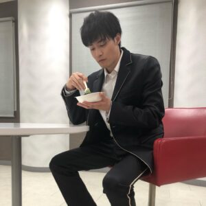 Shunya Shiraishi Instagram - 「白石隼也トークライブ2021 Vol.4〜オンライン編〜」
観てくださった皆様、ありがとうございました！
約2年ぶりのイベント、いかがだったでしょうか。

イベント終了後、抹茶ケーキを頬張る姿をこっそり撮影しました笑

アーカイブ配信は8/14まであります！
もう一度観たい方、予定が合わなかった方、ぜひアーカイブ配信をご覧ください！

また皆様とイベントができる日を楽しみにしています！
マネージャー竹内からでした。

#白石隼也 
#白石隼也トークライブ2021 
#アクターズショートフィルム
#そそがれ
#レンアイ漫画家 
#私の頭の中の消しゴム 
#夜は短し歩けよ乙女 
#31歳 
#happybirthday 

https://horipro.zaiko.io/_item/341621