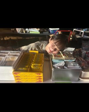 Shuri Instagram - みなさま
おはようございます🐥
今週もはじまりましたね、
いろんなことがあると思います。
一緒にがんばりましょう🐈

写真があまりなく
現場でいただいた
たべものシリーズですみません。
ふたつめはかわいい最中です。
