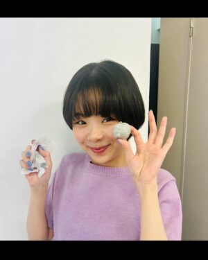 Shuri Instagram - みなさま
おはようございます🐥
今週もはじまりましたね、
いろんなことがあると思います。
一緒にがんばりましょう🐈

写真があまりなく
現場でいただいた
たべものシリーズですみません。
ふたつめはかわいい最中です。