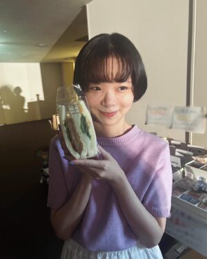 Shuri Instagram - みなさま‼︎
今週もお疲れ様でした🥪🙇‍♀️✨
水分補給して頑張りましょうっ‼︎ 

スタジオにて...😂📸