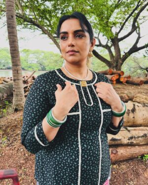 Shweta Menon Instagram - Thank you all for the warm welcome to Nagendran’s Honeymoon on Disney  Hotstar Malayalam! 💕 Thanks for the DMs, tags, stories, and all the love! 😍

So happy that you all are vibing with Nagendran’s Honeymoon!

Big shoutout to 

- @nithinrenjipanicker (Achu) for casting me as Laila. Had a blast being part of this honeymoon adventure and loved every second of it. Can’t wait for season 2! ✨

- @surajvenjaramoodu (Nagendran) and @prasanthpalex (Soman) for their killer performances that made the series 🔥

- my amazing ladies— @alphy_panjikaran (Janaki), @grace_antonyy (Lillykutty), @niranjanaanoop99 (Savithri), @kantari_kanmani (Thangam), and @abhirami_official (Mozhi). You all slayed! 😘

Huge thanks to Sasiyettan (Mafia Sasi) for those epic fight scenes.

And Sanjayetta, @sanjaypadiyoor from “Salt n Pepper” to this 🔥 OTT production, you’ve been awesome!

Big love to Disney  Hotstar Malayalam @disneyplushotstarmalayalam for always dropping the best Malayalam original content and giving us a platform for these unique stories. 🌟

And a massive thank you to the entire cast and crew for their hard work and dedication in making this series so amazing!

Nagendran’s Honeymoon continues 🥰 
#streamingnow 
#disneyplushotstar 

@nithinrenjipanicker @surajvenjaramoodu @prasanthpalex @kalabhavan_shajohn @grace_antonyy @shwetha_menon @kantari_kanmani @niranjanaanoop99 @alphy_panjikaran @abhirami_official @rameshpisharody @nikhilspraveen @ranjin_raj @sanjaypadiyoor @nikhilrenjipanicker @mansoor_muthutty @suresh.kollam.7731 @nisar_rahmath @ronexxavier4103 @sanalvaassudev @rajakrishnan_mr @navin_murali @collins.leophil @tenysarajohn @fillintheblankscompany @poulosekp1966 @vinu_krishnan @mrinalini_gandhi @sreejithraviactor @shyammeyyy @srikantmurali @vineeth_thattil_david @resh_mi_decha @biju_m_pappan @shaalinzoya @sankar.induchoodan.official