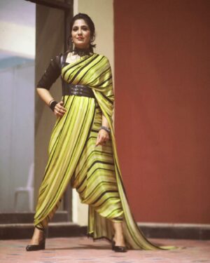 Shweta Mohan Instagram - 💛🖤🐯🖤💛

Styled by @abisubz ✨
Saree - @samriddhichennai 

Thank you for the beautiful quick clicks @fashionwithpugazh_