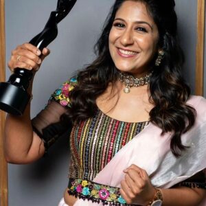 Shweta Mohan Instagram - Not a great time to celebrate, but this post is a Thank You to all of you for bringing me the prestigious @filmfare trophy 🎶✨
Oka pedda THANK YOU to my Telugu audience, #Mastaaru song intha pedda hit cheasinanduku .. 🙏🏽💕
Thank you #Filmfare and the jury 🙏🏽 
I dedicate this award to @dhanushkraja Sir 💗 Thank You Dhanushji for giving me this song 🙏🏽
Thank You Prince of melody @gvprakash for making me sound so good in this magical song 🌟
Thank You @ramjogayyasastri garu for the magical lyrics 💫
Thank You #VenkatAtluri garu , @sitharaentertainments , @adityamusicindia , sound engineers @jehovahson 🙏🏽💐
Thanks to my family and staff for supporting me day in and day out ...
This song will remain special in my heart always ❤️ 

Pic courtesy - @filmfare and @they_call_me_keshu 
My outfit - @sankalptheboutique 💫
Jewellery - @attrangi_designs 💫
