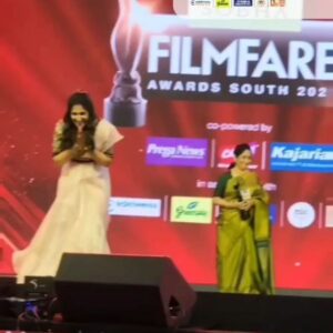 Shweta Mohan Instagram - Not a great time to celebrate, but this post is a Thank You to all of you for bringing me the prestigious @filmfare trophy 🎶✨
Oka pedda THANK YOU to my Telugu audience, #Mastaaru song intha pedda hit cheasinanduku .. 🙏🏽💕
Thank you #Filmfare and the jury 🙏🏽 
I dedicate this award to @dhanushkraja Sir 💗 Thank You Dhanushji for giving me this song 🙏🏽
Thank You Prince of melody @gvprakash for making me sound so good in this magical song 🌟
Thank You @ramjogayyasastri garu for the magical lyrics 💫
Thank You #VenkatAtluri garu , @sitharaentertainments , @adityamusicindia , sound engineers @jehovahson 🙏🏽💐
Thanks to my family and staff for supporting me day in and day out ...
This song will remain special in my heart always ❤️ 

Pic courtesy - @filmfare and @they_call_me_keshu 
My outfit - @sankalptheboutique 💫
Jewellery - @attrangi_designs 💫