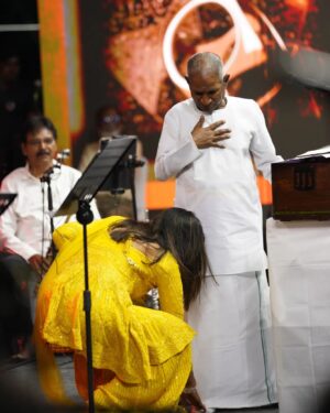 Shweta Mohan Instagram - Indeed a blessing to sing for the Maestro #Ilaiyaraaja Sir at his #IlaiyaraajaLiveinChennai along with the whole orchestra ... Thank you for the opportunity @ilaiyaraaja_offl Sir , @onemercuri 🙏🏽✨🎶

Thank you for the lovely clicks @gowtham.ayyappan

#shwetamohandiaries #shwetamohanlive #liveinconcert #ilaiyaraajatrulylivein