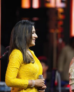 Shweta Mohan Instagram - Indeed a blessing to sing for the Maestro #Ilaiyaraaja Sir at his #IlaiyaraajaLiveinChennai along with the whole orchestra ... Thank you for the opportunity @ilaiyaraaja_offl Sir , @onemercuri 🙏🏽✨🎶

Thank you for the lovely clicks @gowtham.ayyappan

#shwetamohandiaries #shwetamohanlive #liveinconcert #ilaiyaraajatrulylivein