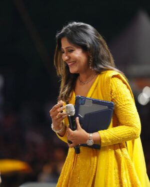 Shweta Mohan Instagram - Indeed a blessing to sing for the Maestro #Ilaiyaraaja Sir at his #IlaiyaraajaLiveinChennai along with the whole orchestra ... Thank you for the opportunity @ilaiyaraaja_offl Sir , @onemercuri 🙏🏽✨🎶

Thank you for the lovely clicks @gowtham.ayyappan

#shwetamohandiaries #shwetamohanlive #liveinconcert #ilaiyaraajatrulylivein