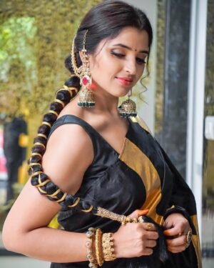Shyamala Instagram - In #love with this look 🖤🖤❤️ Styling : @greeshma_krishna.k  Label: @indusuresh_p  Earrings: @fashioncurvee  Bangles: @ambicapearlsandjewellers  Clicks : @you_and_iphotography  Makeup artist: @vinod_bridelmakeupartist  Hairstylist: @elegantbridalmakeovers