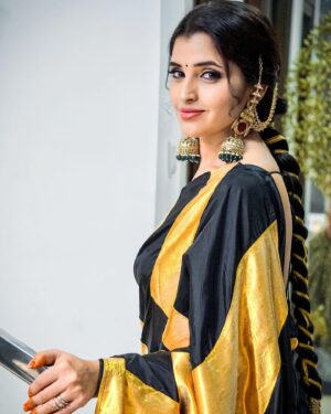 Shyamala Instagram - In #love with this look 🖤🖤❤️ Styling : @greeshma_krishna.k  Label: @indusuresh_p  Earrings: @fashioncurvee  Bangles: @ambicapearlsandjewellers  Clicks : @you_and_iphotography  Makeup artist: @vinod_bridelmakeupartist  Hairstylist: @elegantbridalmakeovers