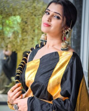 Shyamala Instagram - In #love with this look 🖤🖤❤️ Styling : @greeshma_krishna.k  Label: @indusuresh_p  Earrings: @fashioncurvee  Bangles: @ambicapearlsandjewellers  Clicks : @you_and_iphotography  Makeup artist: @vinod_bridelmakeupartist  Hairstylist: @elegantbridalmakeovers