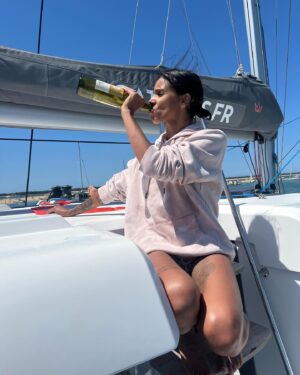 Shy'm Instagram - Quand t’as pas besoin de la jeter à la mer ❤️‍🔥