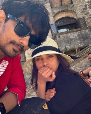 Siddharth Instagram - Grateful and 🥰
#underthetuscansun 
❤️

@castelfalfi 
@fetch_india 
@nijhawangroup

Ps thank you @nainsss._  for making this super comfy 
Co-ord set for me in record time! 
❤️