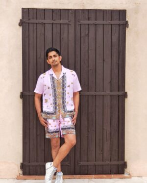 Siddharth Instagram - Pink it was love at first sight.

P.S - I’m going to the beach. 😎

@houseofthreestudio @sounaksenbarat 
@goldengoose

📸 @eastmancolourr