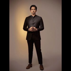 Siddharth Instagram - Time to get a Move On, 2024. 💥

Stand Tall

Look Good

Feel Better

Do Your Best 👊🏽

Wearing  @ashaychaturvedi @ascend.rohank
Styled by  @ekalakhani 
Style team  @mayuri_srivastava @team__e
Photog  @kaasastudio
