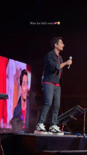 Siddharth Instagram - Neeye Oli!
.
@worldofsiddharth @musicsanthosh @dhee___ @sarahblacksounds @aditiraohydari @haricharanmusic 
.
Great event by @making_moments.in 

#neeyeoli #santhoshnarayanan #sidharth #dhee