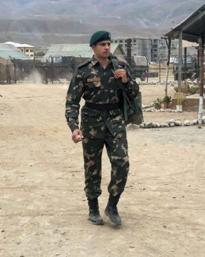 Sidharth Malhotra Instagram - Three years since Shershaah! Portraying Captain Vikram Batra was one of the most rewarding experiences of my career, bringing to life the story of a legendary hero honored with the Special Jury Award at the 69th National Film Awards.

Meeting his incredible family made the journey unforgettable. Here’s to celebrating the legacy of a real hero and the memories we created! ❤️ #3YearsOfShershaah 

#VishnuVardhan @karanjohar @apoorva1972 @somenmishra @kiaraaliaadvani @shabbirboxwalaofficial @dharmamovies @azeemdayani @isandeepshrivastava @baidnitin @nikitindheer @shivpanditt @primevideoin @sonymusicindia @batra7478