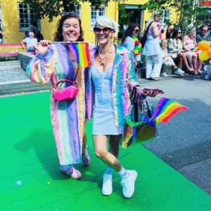 Sigrid Bonde Tusvik Instagram - Tenk å være skeptisk til denne dagen, da går du glipp av noe fantastisk, så mye fine paroler og skilt i går:«Stolt mamma», «Smil til din skjulte kamerat»
«Jesus hadde to fedre» og masse mer. Ble rørt, ble utslitt, ble hes, ble lykkelig. 70.000 tok ikke feil valg. Mangfold, ass! Elsk 🏳️‍🌈🏳️‍🌈🏳️‍🌈