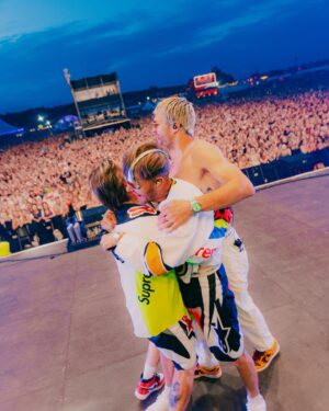 Siim Liivik Instagram - Märkä-Simo Last Dance huomenna Stadikalla. Viides kerta, kun pääsen tälle legendaariselle venuelle esiintymään. Kaksi kertaa talviklassikossa jäällä. Kaksi kertaa JVG kanssa Cheek keikalla ja huomenna broidien kanssa heidän omalla keikallaan. Coldplay vissii neljä kertaa ens kesänä, mut ei tehdä siitä numeroa. 
#paasuukiietteisydänjäähdy 
#hardestworkingmaninshowbiz